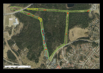 Satellitfoto över utkanten av en stad, och centralt i bilden ett skogsområde med kraftledningsgator som går kors och tvärs. I dessa kraftledningsgator är det utritat områden med olika färger, samt röda prickar. Montage.